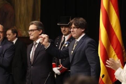 Carles Puigdemont junto a Artur Mas y Carme Forcadell, en la toma de posesión.-JULIO CARBÓ
