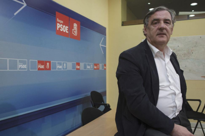 Julián Simón en la sede del PSOE-Santi Otero