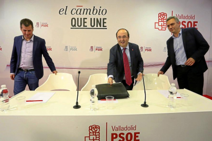 El secretario general del PSOE de Castilla y León, Luis Tudanca, y su homólogo en el PSC, Miquel Iceta, intervienen en una charla con militantes del partido.-ICAL