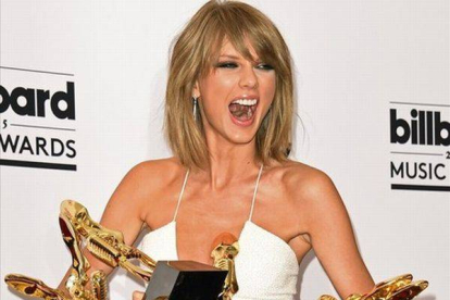 Taylor Swift, con sus ocho estatuillas ganadas en los premios Billboard.-Foto: AFP / ROBYN BECK