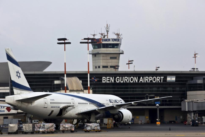 Un avión en el aeropuerto de Ben Gurión (Israel), este martes.-REUTERS / NIR ELIAS