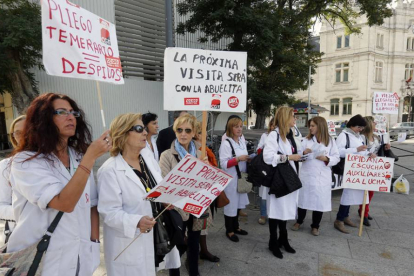 Las trabajadoras de atención a domicilio se concentraron ayer frente al Museo de la Evolución Humana.-RAÚL G. OCHOA