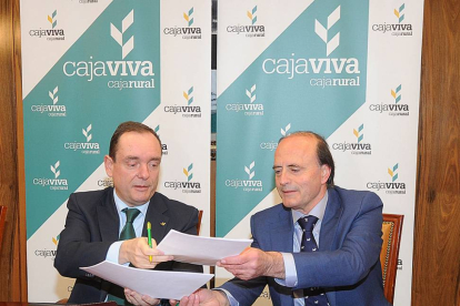 Ramón Sobremonte, de Cajaviva Caja Rural, y José María Vela, director del ITCL.-ISRAEL L. MURILLO