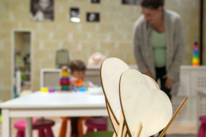 Una monitora y un niño en el aula de una escuela infantil de la ciudad de Burgos. TOMÁS ALONSO