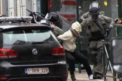 La detención de Salah Abdeslam el pasado 18 de marzo en el barrio de Molenbeek, en Bruselas.-AP