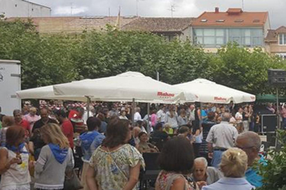 La Plaza Mayor de Villarcayo acoge un sinfín de actividades durante el verano y el trasiego de gente es continuo.-ECB