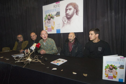 Eudald Carbonell, Javier Bonilla, Juan Carlos Díez, Rafa Rayón y Miguel Cobo en la presentación del libro.-ISRAEL L. MURILLO