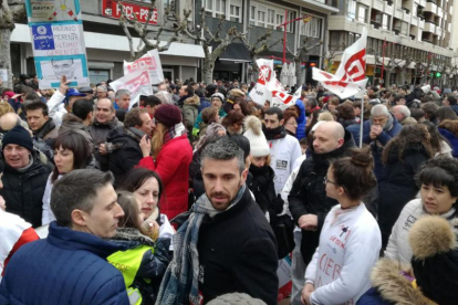 Cientos de personas, entre las que hubo políticos, vecinos y empleados de otras plantas de Gamesa, se concentraron ayer contra el cierre de la planta mirandesa.-ECB