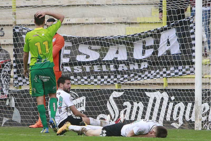 Antxon Jaso se lamenta después de fallar la última ocasión del partido.-RAÚL G. OCHOA