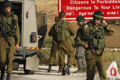 Soldados israelís a la entrada de una localidad palestina de Yatta, de donde salieron los dos atacantes.-AFP HAZEM BADER