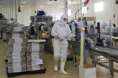 Instalaciones de la fábrica de mariscos congelados ubicada en la localidad de Valdorros.-RAÚL G. OCHOA