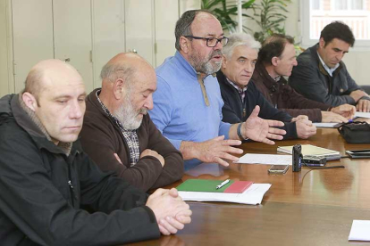 José Manuel de las Heras (centro) junto a representantes de UCCL y de Asaja, ayer, en la Cámara Agraria.-RAÚL G. OCHOA