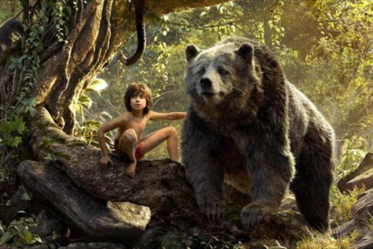 Mowgli y Baloo, en un fotograma de 'El libro de la selva', de Jon Favreau: una estética que se utilizará en el 'remake' de 'El rey león'.-