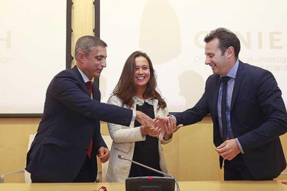 Los representantes de las diferentes entidades durante la firma del acuerdo de colaboración.-ISRAEL L. MURILLO
