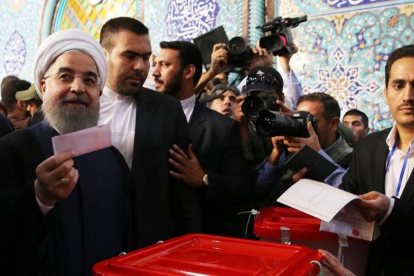 Rohaní vota en un centro electoral de Teherán, el 19 de mayo.-