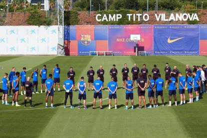 La plantilla del Barça en el minuto de silencio que realizó en la ciudad deportiva de Sant Joan Despí.-EFE / ALEJANDRO GARCÍA