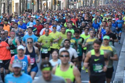 Miles de corredores de una maratón en Barcelona.-JORDI COTRINA