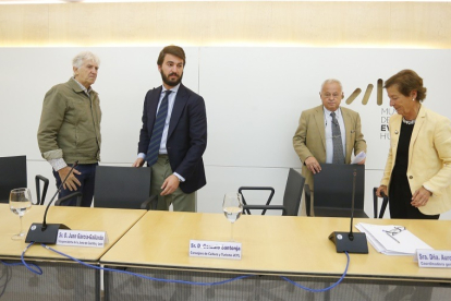 El vicepresidente de Castilla y León, Juan García-Gallardo, junto a José Luis Arsuaga, Gonzalo Santonja y Aurora Martín en el Museo de la Evolución Humana. SANTI OTERO