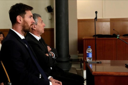 Messi y Jorge, su padre, durante el juicio en Barcelona.-