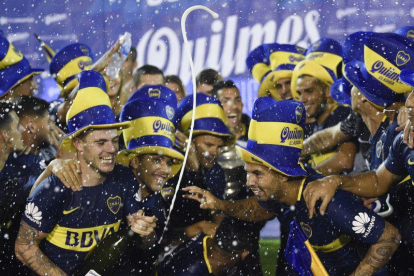 La plantilla del Boca Juniors celebra la Superliga argentina.-GUSTAVO GARELLO (AP)