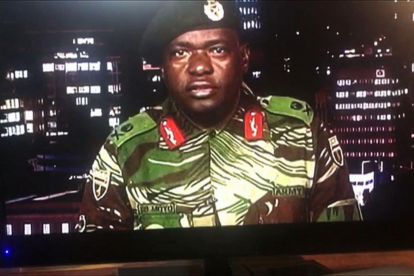 El general Sibusiso Moyo lee un comunicado emitido por la cadena ZBC, el martes en Harare.-/ AFP / DEWA MAVHINGA