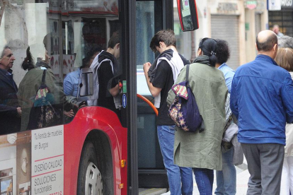 Muchos burgaleses se sorprendieron al descubrir que el autobús ayer era gratuito en todas las rutas.-ISRAEL L. MURILLO