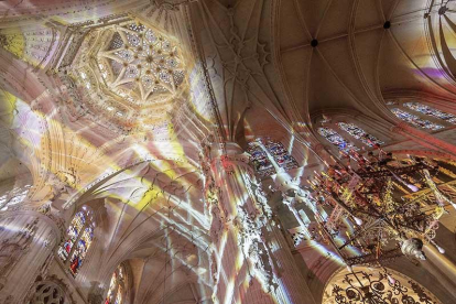 La autora austriaca llama la atención sobre la combinación de colores que se produce entre su instalación y la propia luz de la Catedral.-Santi Otero