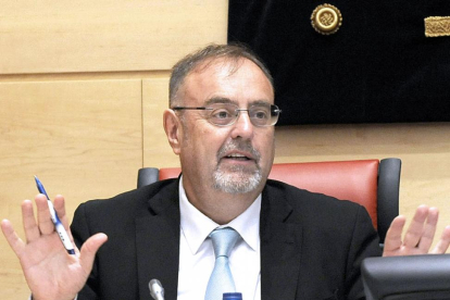 El consejero de Educación, Fernando Rey, durante la comparecencia de ayer.-ICAL