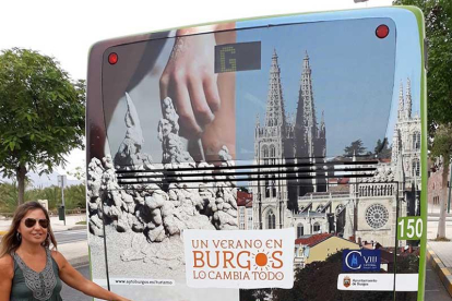 Carolina Blasco señala el vinilo en el autobús de Elche.-ECB