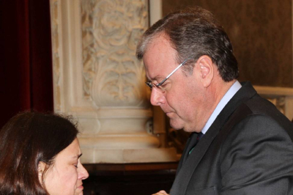 El consejero de Fomento, Antonio Silván, da el pésame a la viuda de José María Hernández, María Antonia Pardo, en la capilla ardiente-Ical
