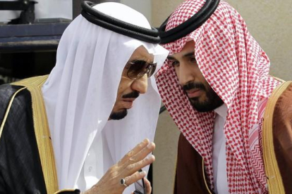 El rey Salman bin Abdulaziz con su hijo, el príncipe heredero, Mohammad bin Salman en Riad-AP