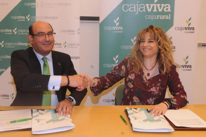 AgustínColino y Loreto Pérez sellan la renovacion del convenio.-ISRAEL L. MURILLO