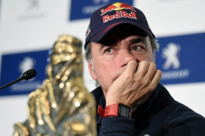 Carlos Sainz, pensativo, escucha una pregunta a su llegada a Madrid, con el trofeo de ganador del Dakar.-/ EFE / FERNANDO VILLAR