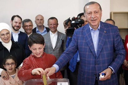 El presidente de Turquía, Recep Tayyip Erdogan, en su colegio electoral.-