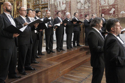 La iglesia del Monasterio de LasHuelgas enmarcó el concierto de Amancio Prada y el Coro de RTVE, en la imagen.-SANTI OTERO