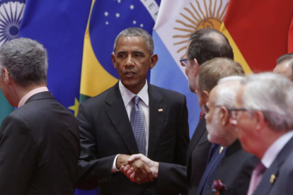 Momento del saludo de Obama y Rajoy en la foto de familia de la cumbre del G-20.-EFE