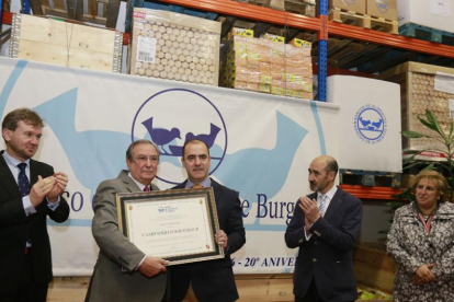 El director deRecursos Humanos, EduardoMiguel Orense, recibe de manos de José LuisHerrero el reconocimiento.-RAÚL G. OCHOA