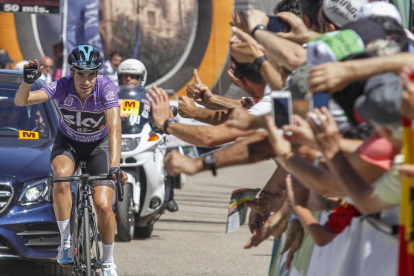Mikel Landa saluda a la afición en los últimos metros de la etapa.-SANTI OTERO