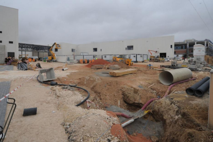Una zona en obras de la nueva fábrica.-ISRAEL L. MURILLO