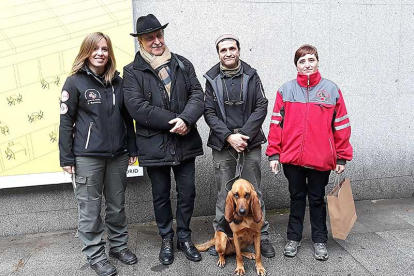 Judith, Valeriano y Mónica, de la Unidad Canina UCAS de Arrate, con Paco Lobatón, ayer, en Madrid.-UCAS