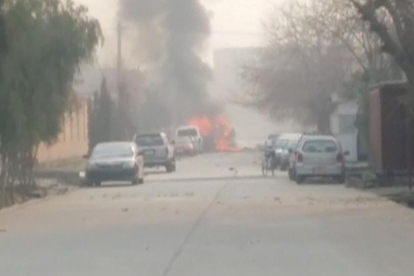 Una columna de humo y fuego se eleva en la sede de Save the Children en Jalalabad, en Afganistán, este miércoles.-REUTERS