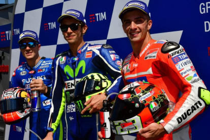 Rossi celebra la 'pole', flanqueado por Viñales (izquierda) y Iannone.-AFP