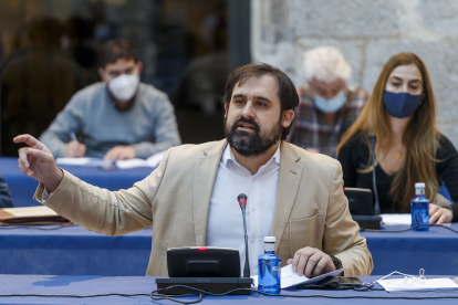 Jorge Berzosa durante una de sus intervenciones en el Pleno Municipal de esta mañana. SANTI OTERO