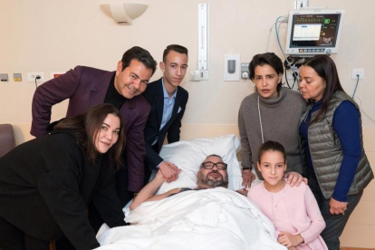El rey Mohamed VI, con sus familiares en el hospital.-PERIODICO (MAP)