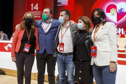 Virginia Barcones, Adrián Barbón, Luis Tudanca, Adriana Lastra y Ana Sánchez saludan a los delegados socialistas. S. OTERO