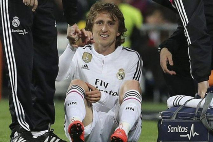 Modric se lamenta de una lesión.-EFE / BALLESTEROS