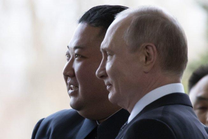Kim Jong-un y Putin en Vladivostok.-AP