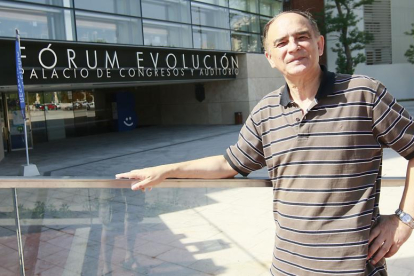 El compositor posa frente al Fórum Evolución en una imagen del verano pasado.-RAÚL G. OCHOA