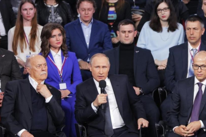 Putin (centro) habla en un foro de medios de comunicación del Frente Popular Panruso, en San Petersburgo, este jueves.-AP / DMITRI LOVETSKY