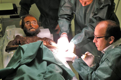 Curiel realizando la autopsia al General Prim.-ECB
